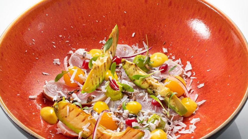 Céviche de maigre, avocats, mangues et fruits de la passion.